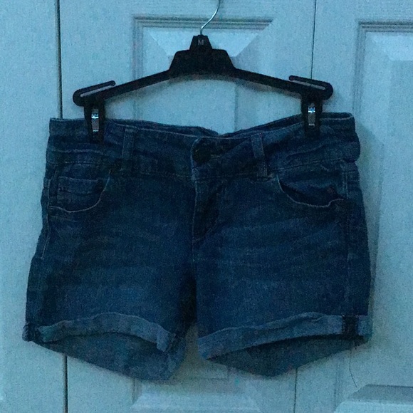Size 7 stretchy soft denim shorts - Picture 1 of 2